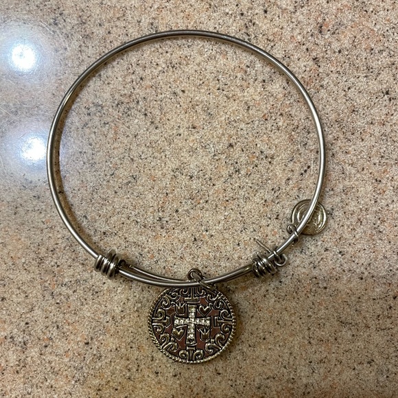 cross charm bracelet - Picture 2 of 2